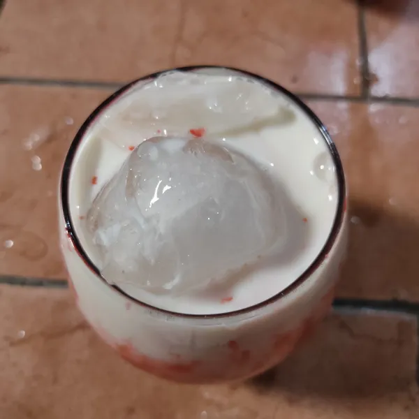 Tuang susu cair ke dalam gelas hingga penuh.