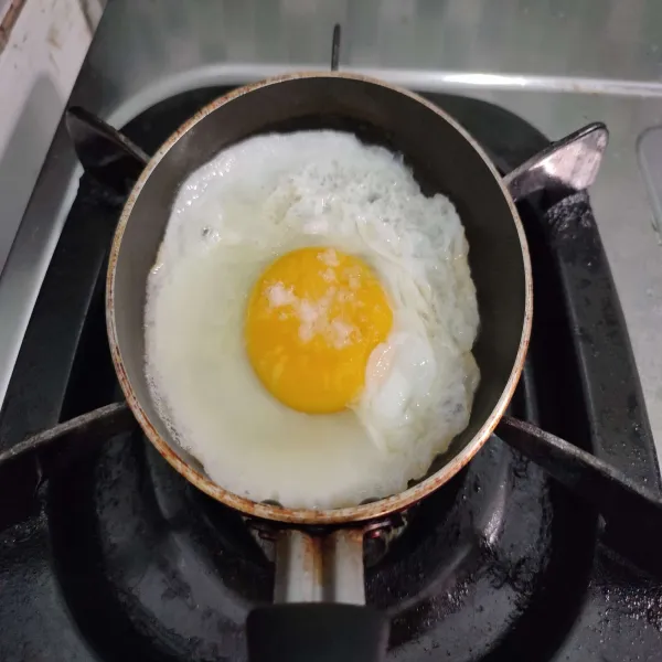 Ceplok telur dengan sedikit minyak hingga matang, kemudian angkat dan tiriskan minyak.