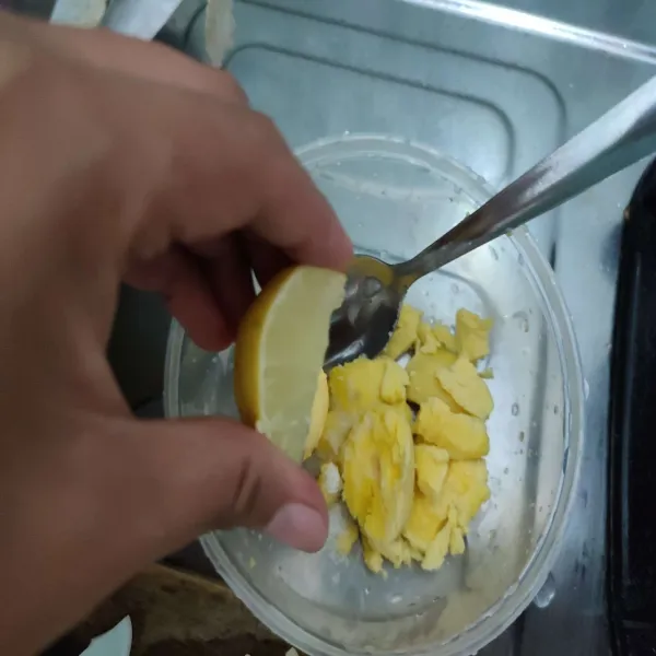 Hancurkan kuning telur, beri garam, gula, merica serta perasan jeruk nipis. 
Aduk rata.