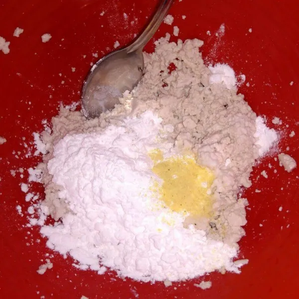 Tambahkan tepung tapioka, baking powder dan kaldu bubuk, aduk hingga tercampur rata.