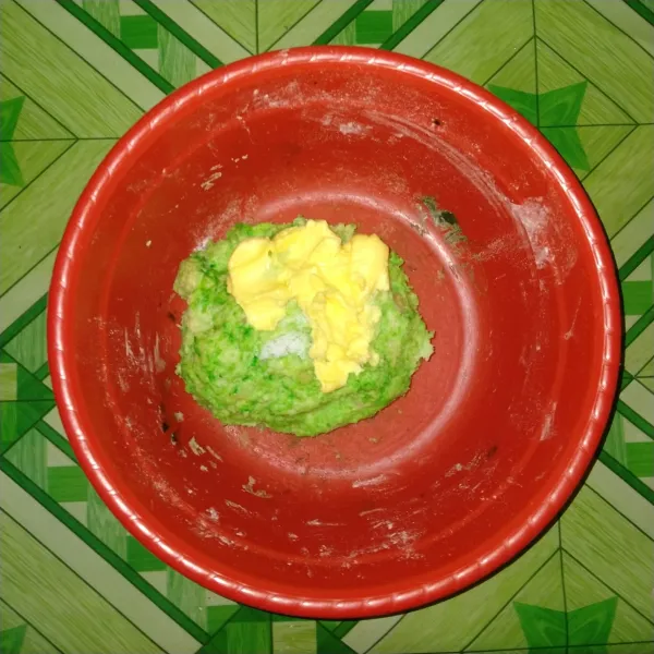 Beri pasta pandan, uleni hingga rata lalu beri garam dan margarin, uleni hingga kalis.