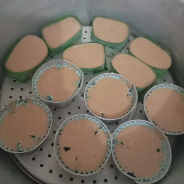 Siapkan kukusan.
Masukkan adonan ke cetakan.
Kukus hingga mengembang dan matang selama 20 menit.
Angkat dan sajikan.