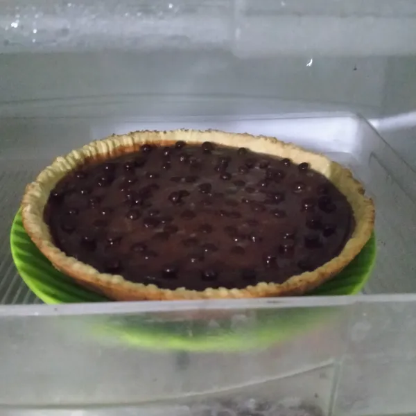 Setelah matang beri choco chip di atasnya lalu simpan di dalam kulkas dan siap disajikan.