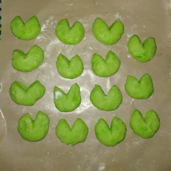 Bulat-bulatkan adonan lalu belah bagian tengah dengan pisau biarkan selama 5 - 10 menit.