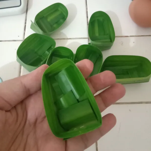 Ambil daun pandan yang lebarnya 2cm, lalu buat takir berbentuk kotak atau bisa menggunakan cup cake.