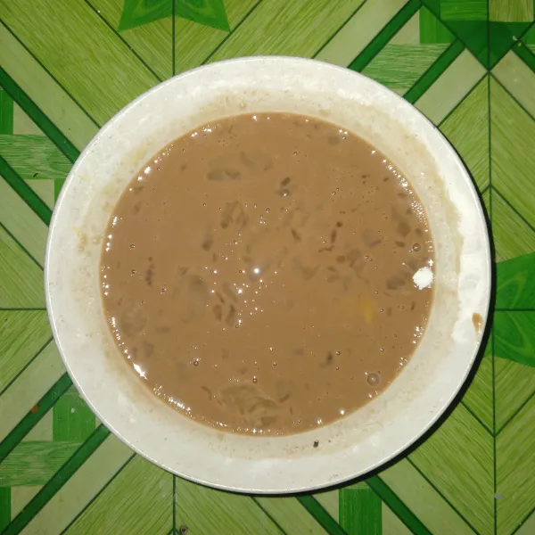 Masukkan vanili cair dan susu kental manis cokelat, aduk rata.