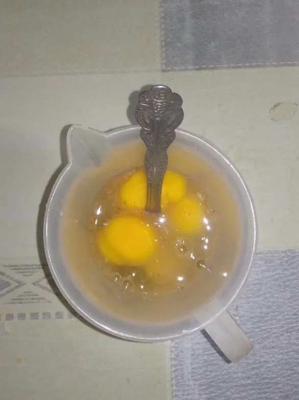 Masukkan terigu, air dan aduk sampai tercampur lalu masukan telur.