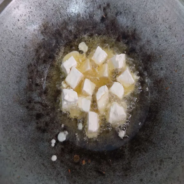 Panaskan minyak goreng, goreng tahu hingga golden brown.