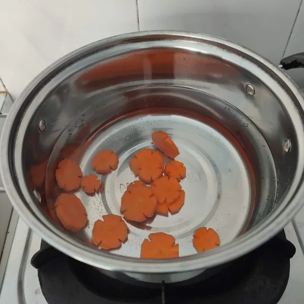 Rebus air dan wortel hingga wortel empuk.
