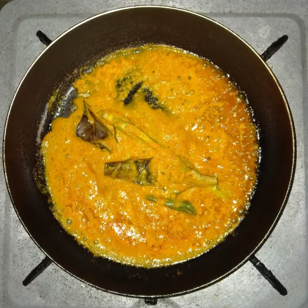 Panaskan minyak, masukkan bumbu halus.
Beri serai, daun salam, daun jeruk, garam, gula pasir, merica bubuk hingga harum.