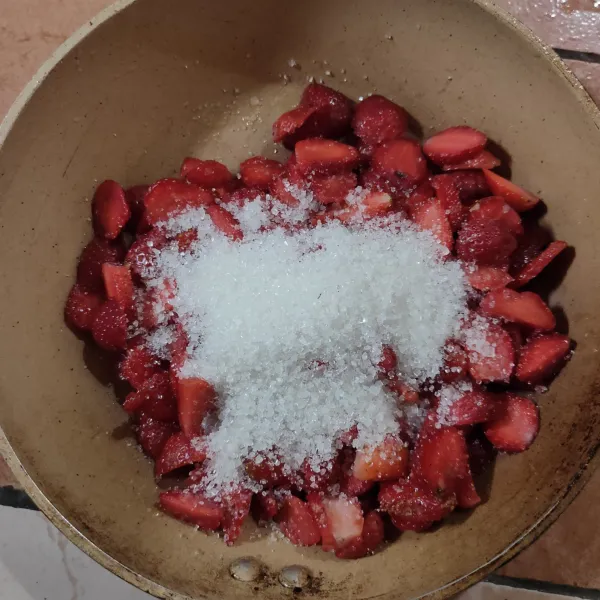 Masukkan gula dan strawberry ke dalam pan anti lengket.