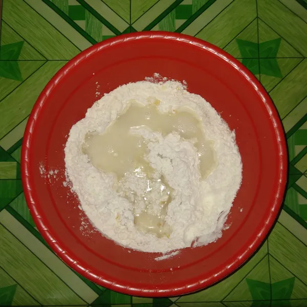 Masukkan air sedikit demi sedikit, uleni hingga setengah kalis.