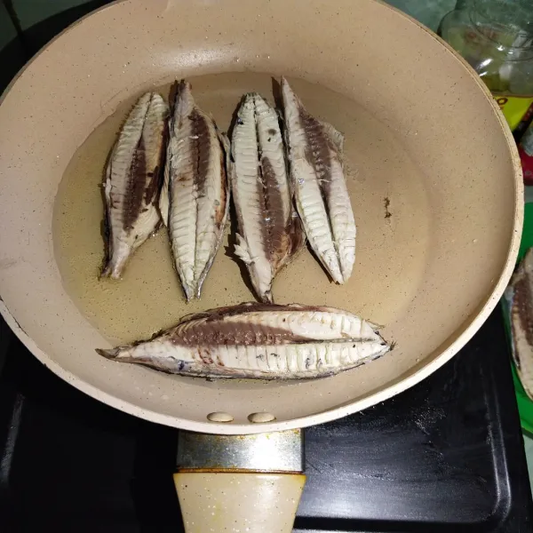 Kemudian goreng ikan tongkol yang sudah dibelah dan dibuang durinya.
Goreng hingga matang dan sisihkan.