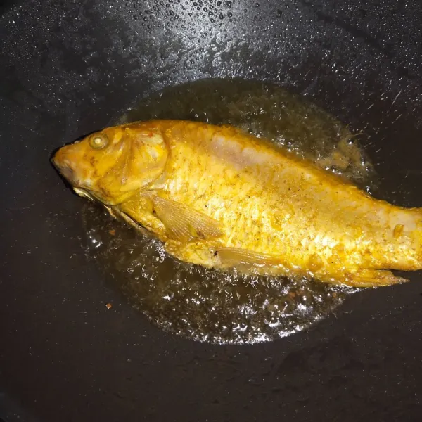 Kemudian setelah dimarinasi, goreng ikan hingga matang lalu sisihkan.