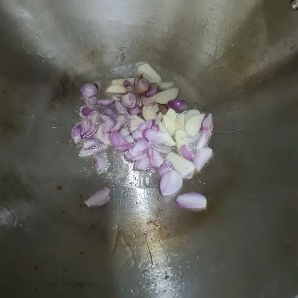 Panaskan minyak goreng untuk menumis, masukkan bawang merah dan bawang putih.