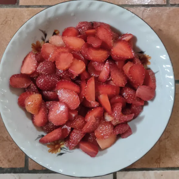 Setelah dicuci, potong tipis-tipis strawberry.