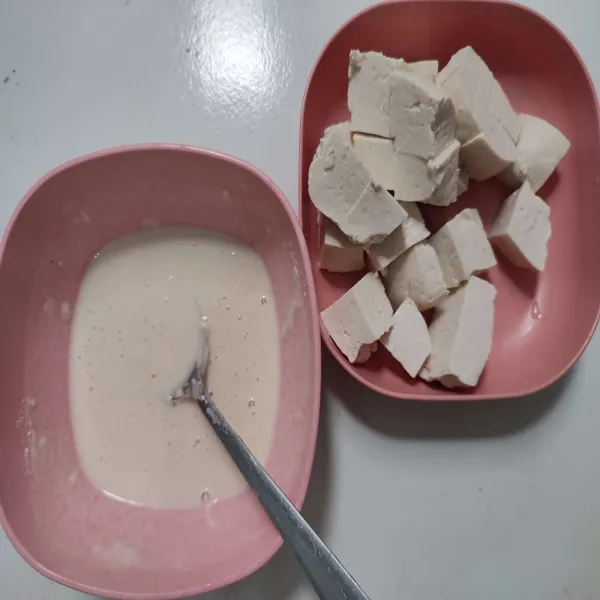 Aduk rata air dan tepung serbaguna hingga mendapatkan konsistensi kental.