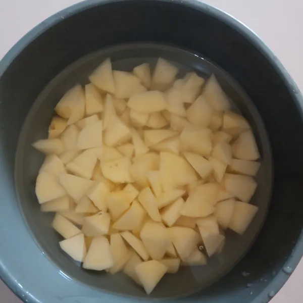 Cuci bersih kentang lalu potong dadu.
