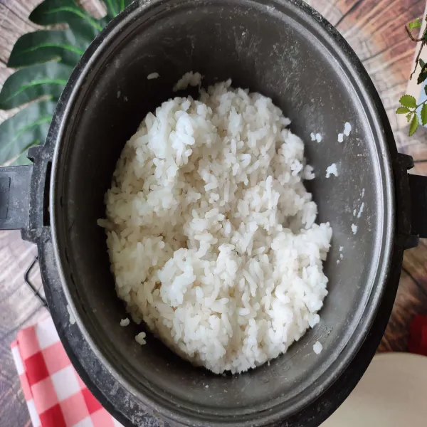 Aduk rata nasi dengan minyak wijen dan garam. 
Sisihkan.