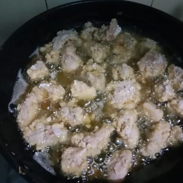 Panaskan minyak secukupnya. 
Kemudian goreng potongan daging ayam sampai berwarna kecokelatan. 
Angkat kemudian tiriskan.