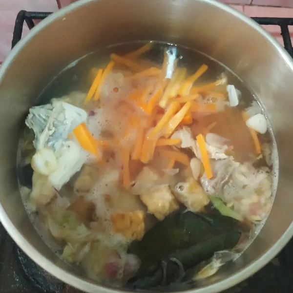 Setelah mendidih, masukkan wortel dan tempe. 
Bumbui garam, gula, lada dan kaldu bubuk.