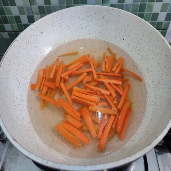 Terakhir rebus wortel hingga empuk kemudian tiriskan.