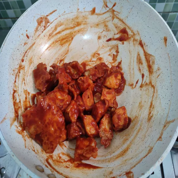 Setelah itu aduk hingga merata.
Kemudian sajikan di atas piring saji dan beri taburan wijen sangrai.