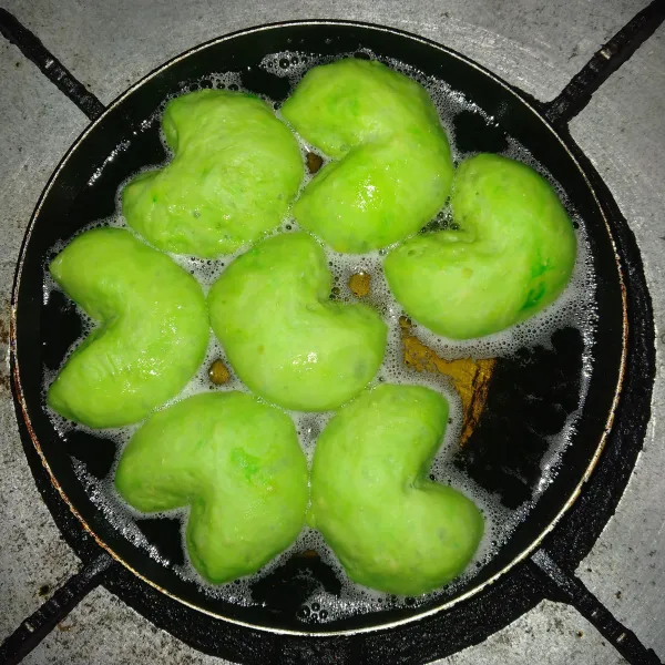 Panaskan minyak, masukkan adonan donat dan goreng hingga matang.
Angkat dan sajikan.