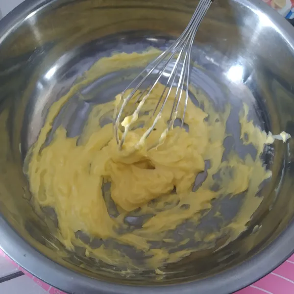 Campur dalam wadah margarin dan susu kental manis, aduk hingga tercampur rata menggunakan whisk.