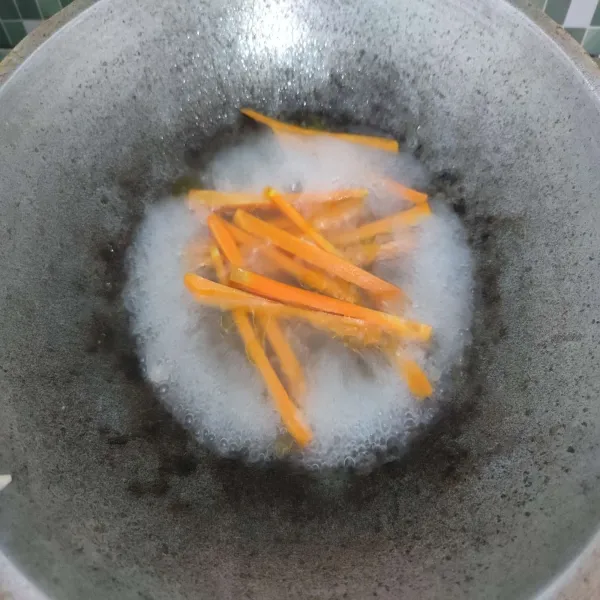 Rebus wortel hingga empuk, kemudian tiriskan.