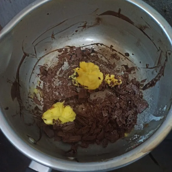 Masukkan cokelat batang dan margarin ke dalam panci. 
Lelehkan.