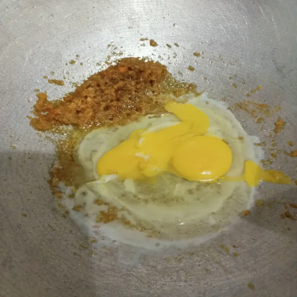 Masukkan telur dan orak-arik telur.