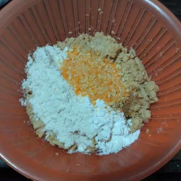 Masukkan tepung terigu, tepung tapioka dan tepung panir.
Tambahkan bawang putih yang sudah halus, garam, gula pasir, lada bubuk dan kaldu bubuk.