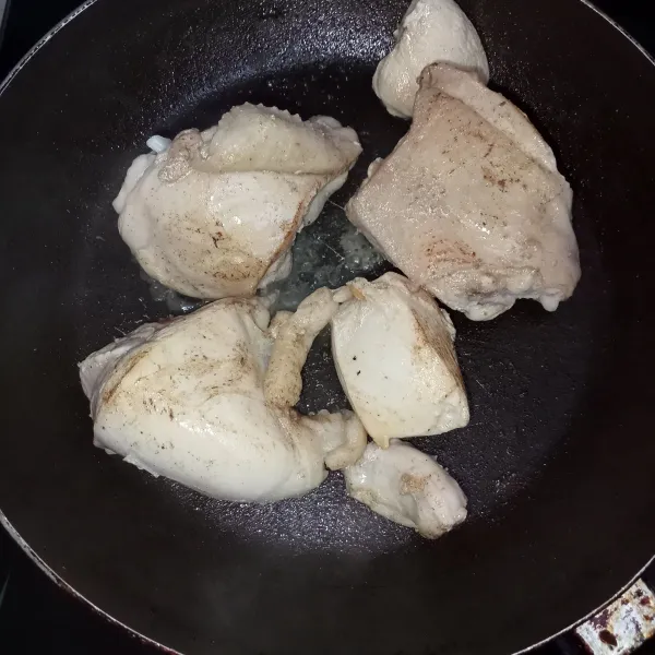 Cuci bersih ayam kemudian panggang sebentar hingga sedikit kecokelatan. Sisihkan