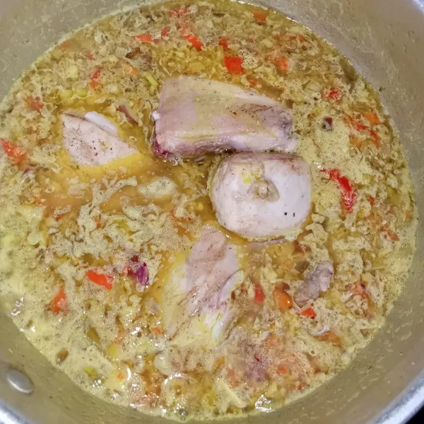Tambahkan air  kemudian masukkan ayam. Biarkan hingga ayam dan kuah mulai menyusut baru Tambahan gula, garam dan penyedap. Aduk rata.