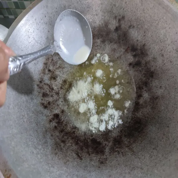 Panaskan minyak goreng, kemudian tuang adonan tenkatsu degan menggunakan sendok, goreng hingga garing, angkat, kemudian tiriskan minyak.