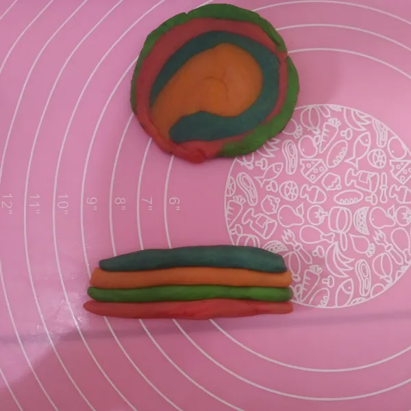 Ambil adonan kira-kira sebanyak 2 gram, lalu bentuk bulat memanjang dari setiap warna adonan.