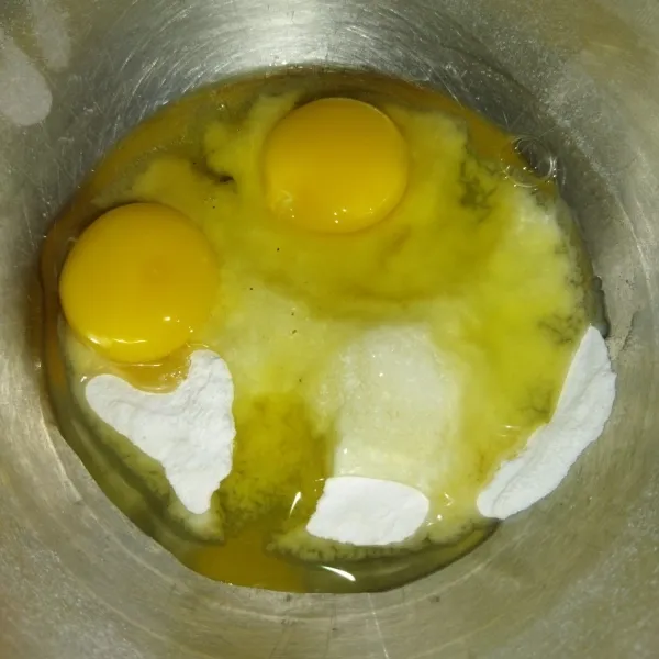Siapkan wadah, masukkan gula halus dan telur.