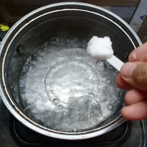 Didihkan air di panci, kemudian masukkan 1sdt garam.