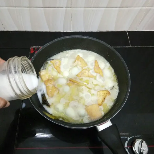Setelah itu masukkan santan, aduk rata.