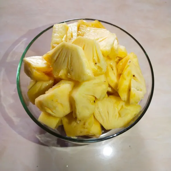 Langkah yang pertama cuci bersih buah nanas kemudian potong-potong sesuai selera.