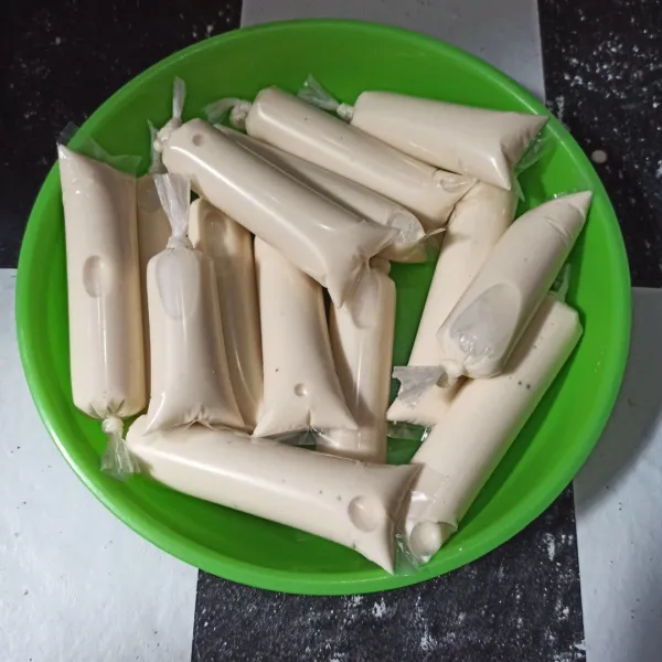 Siapkan plastik es lilin, masukkan adonan ke plastik es lilin lalu ikat.