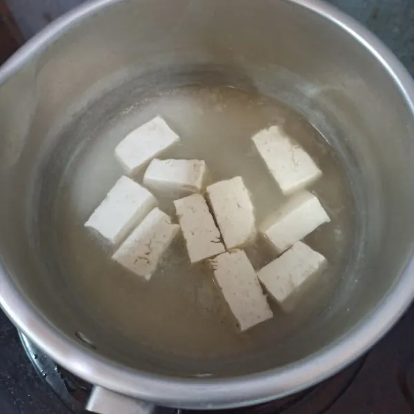 Masukkan bumbu dasar putih, garam, kaldu jamur dan lada bubuk. 
Tes rasanya. 
Tunggu hingga tahu matang.