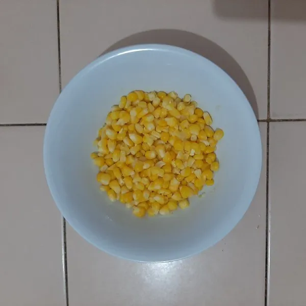 Masukan jagung yang sudah direbus.