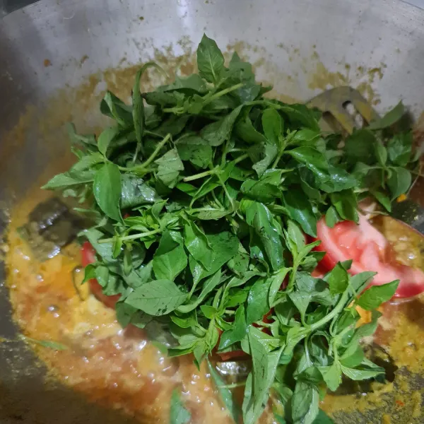 Masukkan daun kemangi.