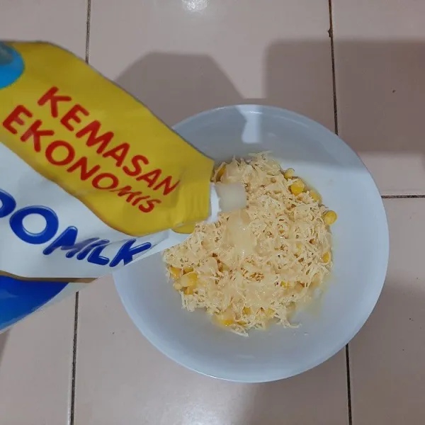 Lalu masukkan susu kental manis ke semua bagian.