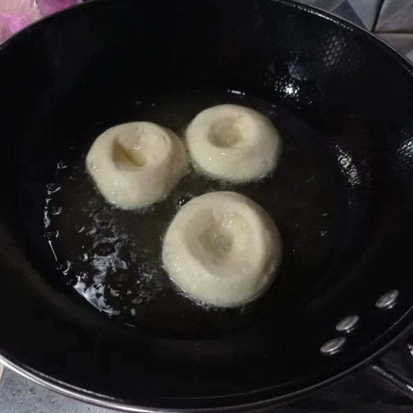 Setelah mengembang, goreng pada minyak panas dengan api kecil sampai kedua sisi matang, cukup sekali balik.