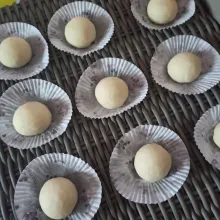 Bulatkan. 
Letakkan di kertas roti yang sudah diolesi sedikit minyak. 
Istirahatkan adonan sampai mengembang 2 kali.