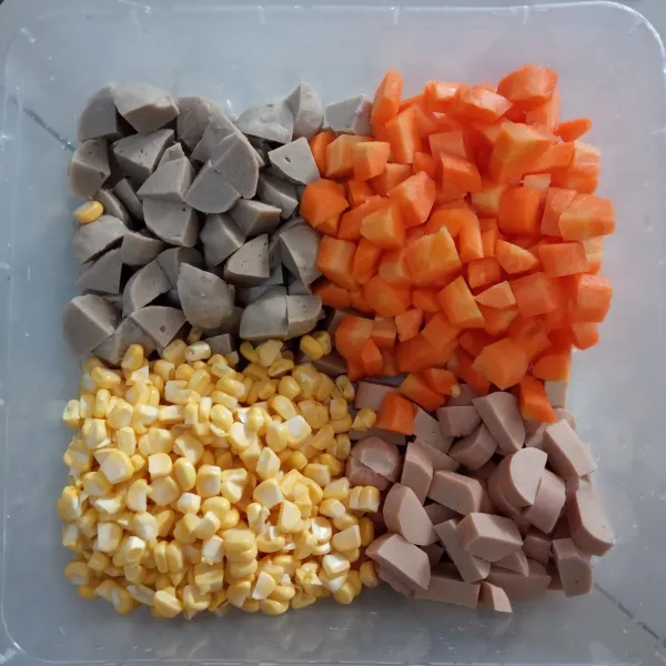 Pipil jagung dan potong dadu wortel, bakso dan sosis atau sesuai selera.