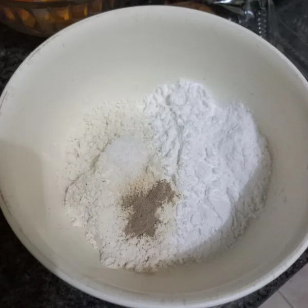 Dalam wadah campur tepung terigu, tepung tapioka, garam, kaldu jamur dan merica bubuk.